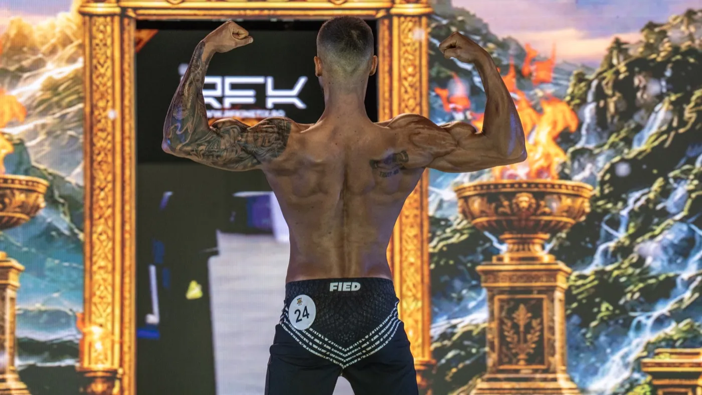 Bogdan în poză de spate la concursul de bodybuilding