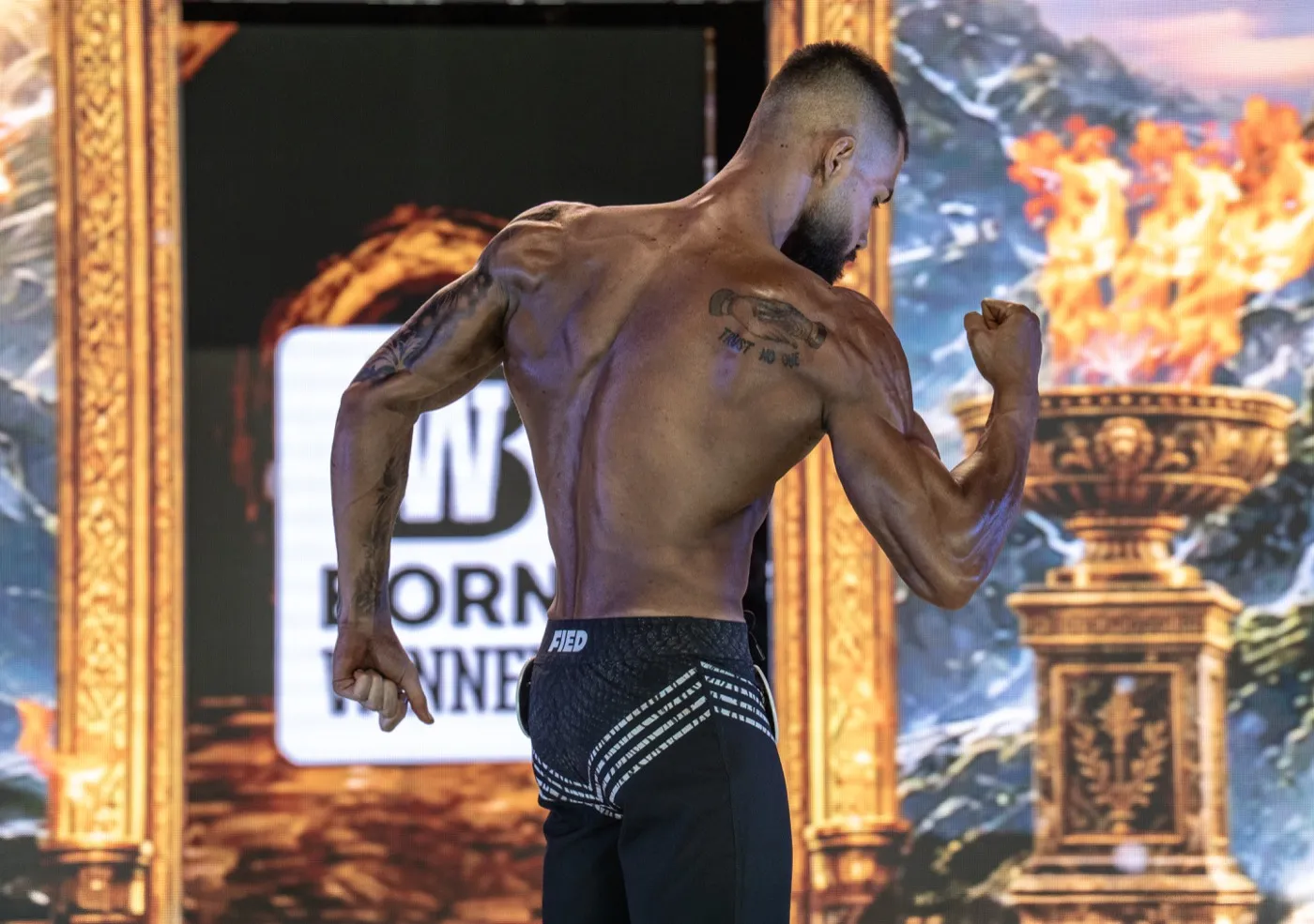 Bogdan în poză de spate laterală la concursul de bodybuilding