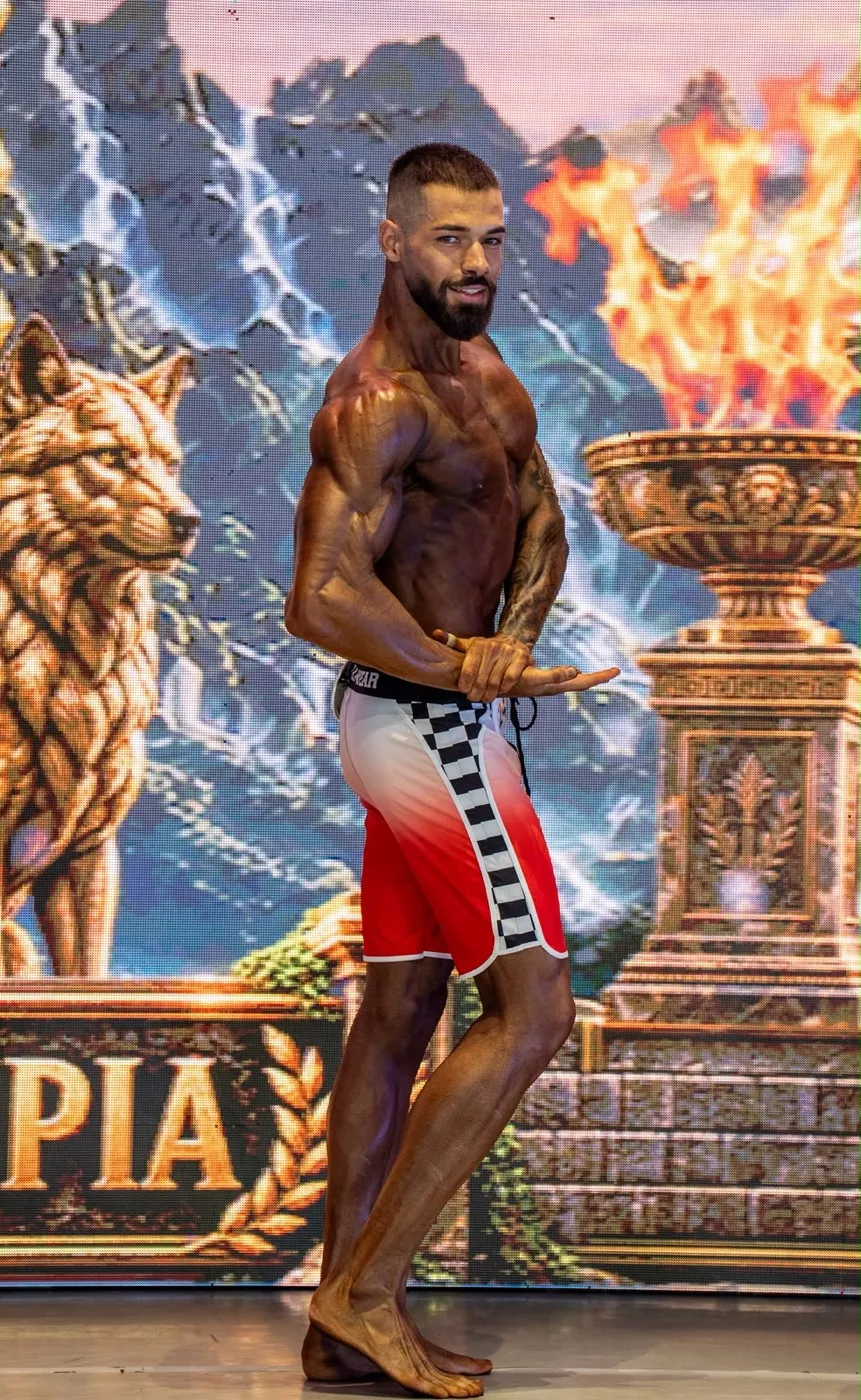 Bogdan în poză laterală la concursul de Men's Physique
